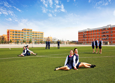 學生在學校草坪上的風采