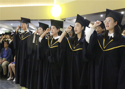 四川國際標榜職業學院開展畢業典禮2900名學生畢業